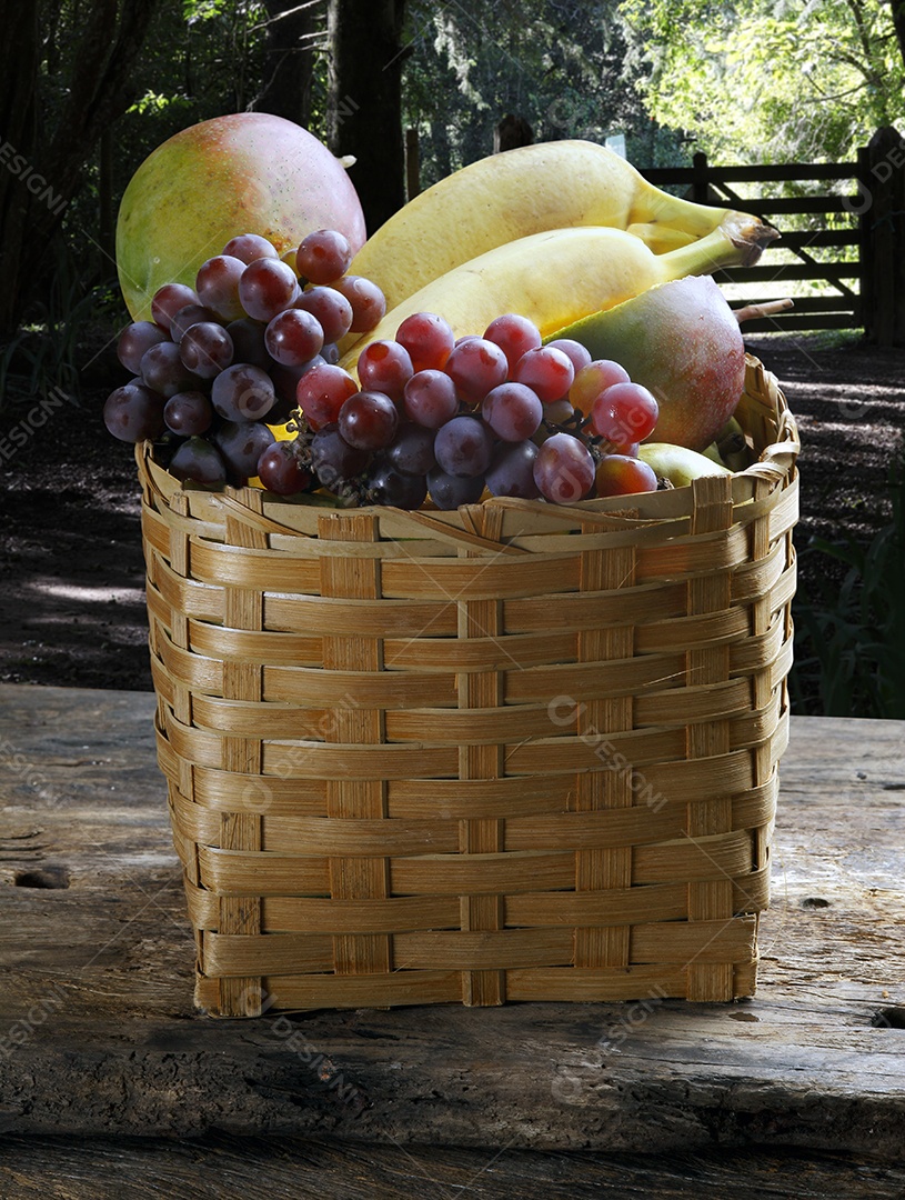 Cesta de frutas na fazenda com uva manga banana