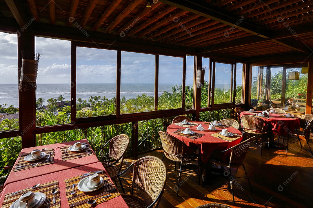 Mesas simples de madeira em um restaurante