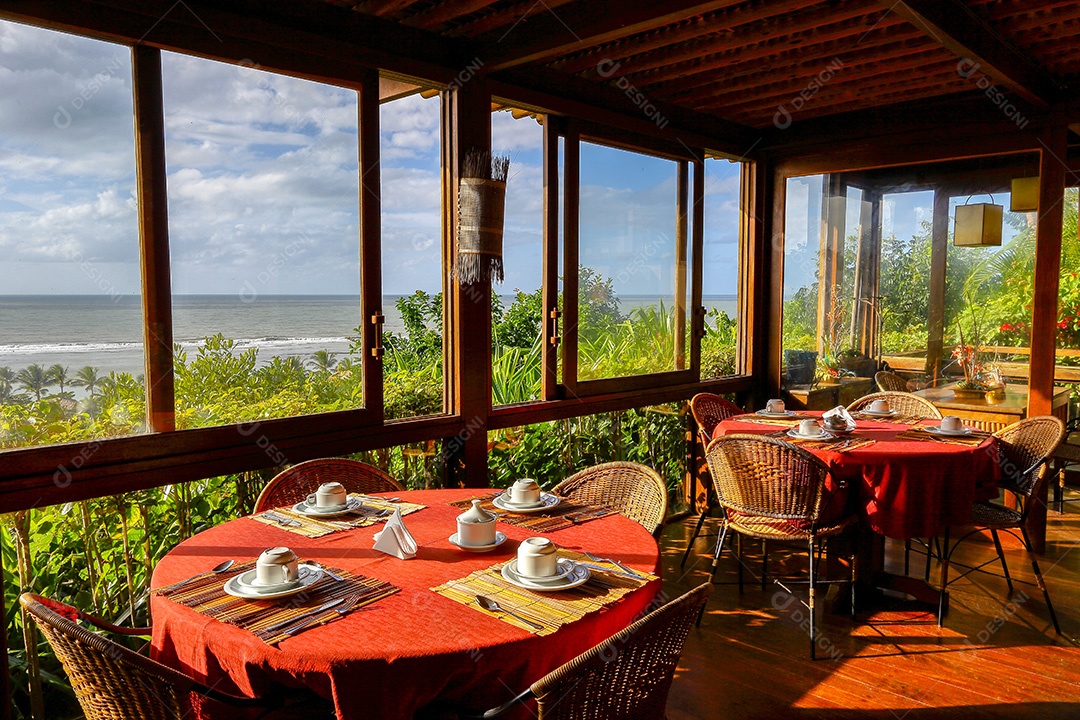 Mesas simples de madeira em um restaurante