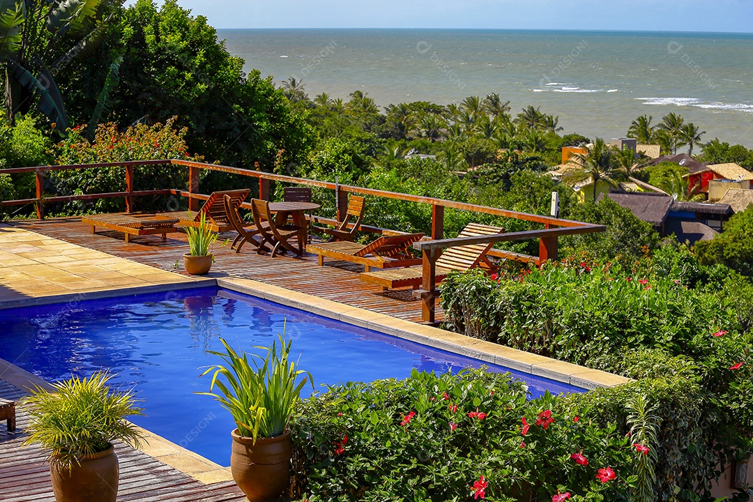 Piscina do hotel com plantas