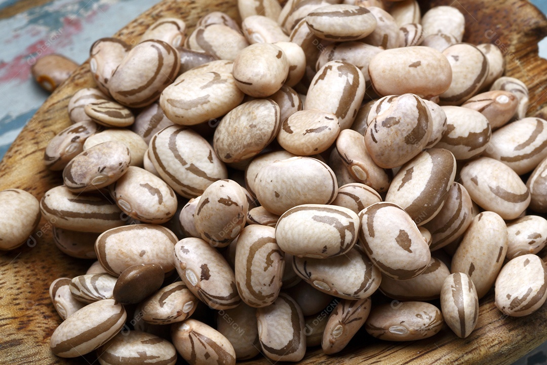 Grãos de feijão cru sobre uma tábua