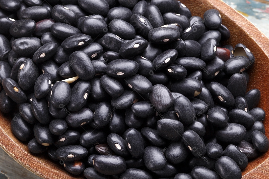 Tigela com grãos de feijão preto cru