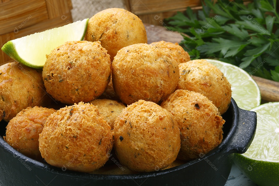 Bolinho de bacalhau com limão