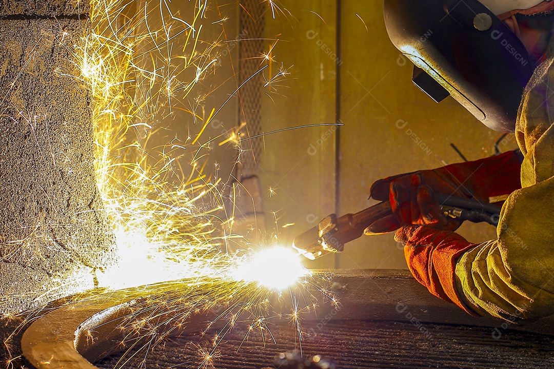 Soldador está vendendo peça de metal do caminhão