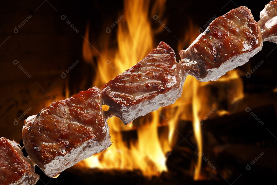 Espetinho de carne com fundo de fogo