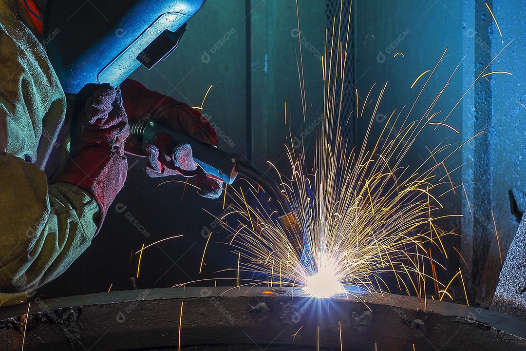 Soldador está vendendo peça de metal do caminhão