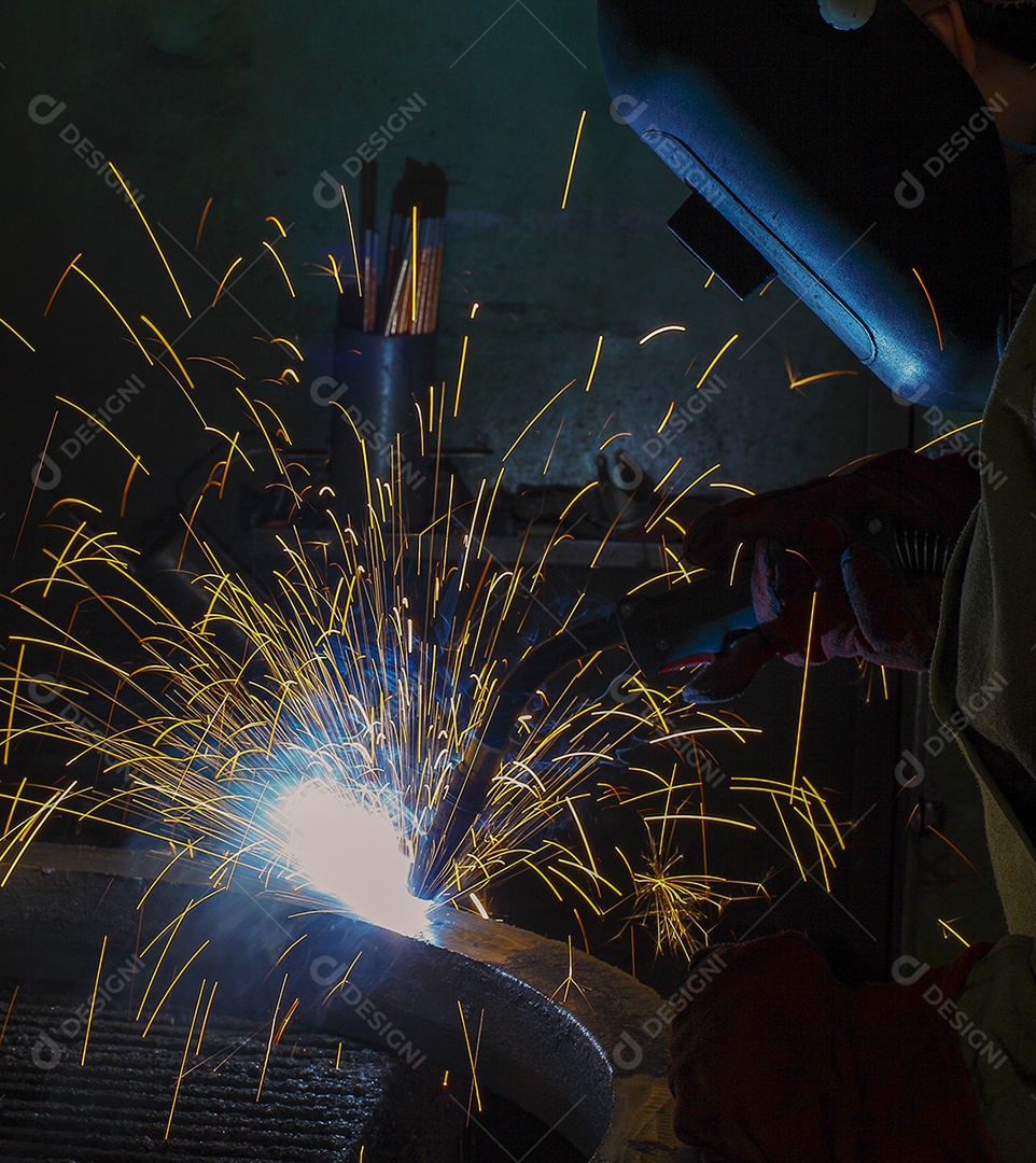 Soldador está vendendo peça de metal do caminhão