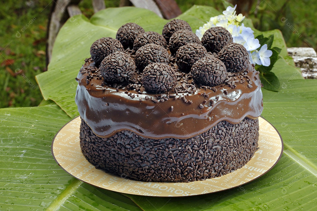 Bolo de chocolate com brigadeiro e granulados