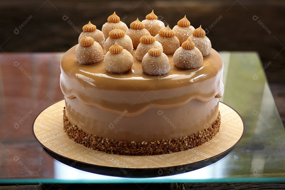 Bolo de churros com brigadeiros e amendoim