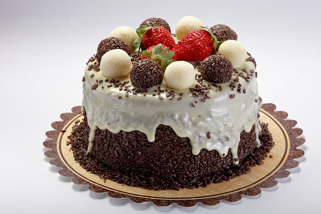 Bolo de chocolate com bombom em prato sobre fundo branco isolado