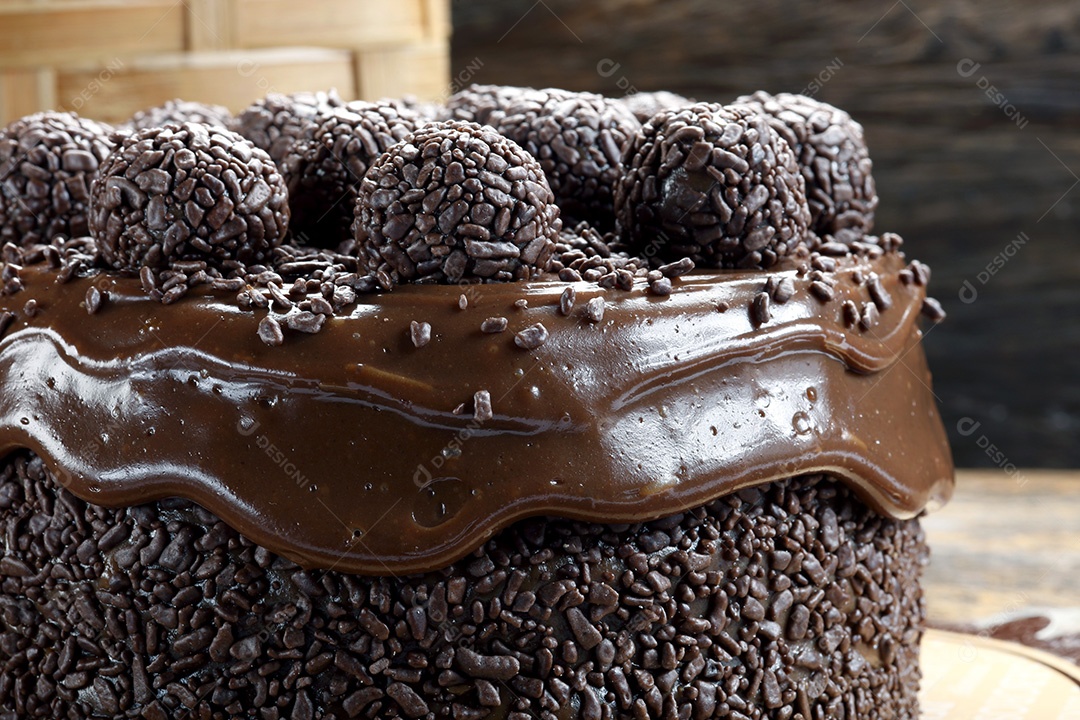 Bolo chocolatudo com brigadeiros