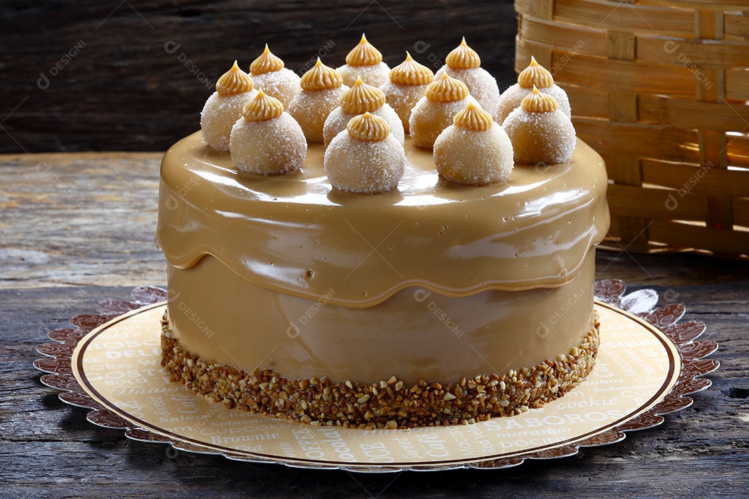 Bolo delicioso de churros com amendoim e brigadeiros