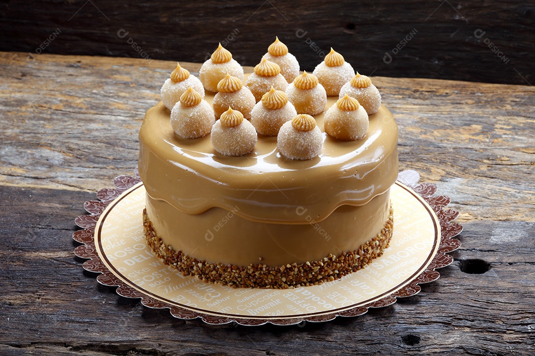 Bolo delicioso de churros com amendoim e brigadeiros