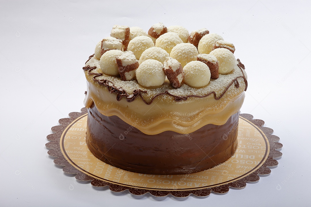 Bolo de chocolate com cobertura de doce de leite e brigadeiros