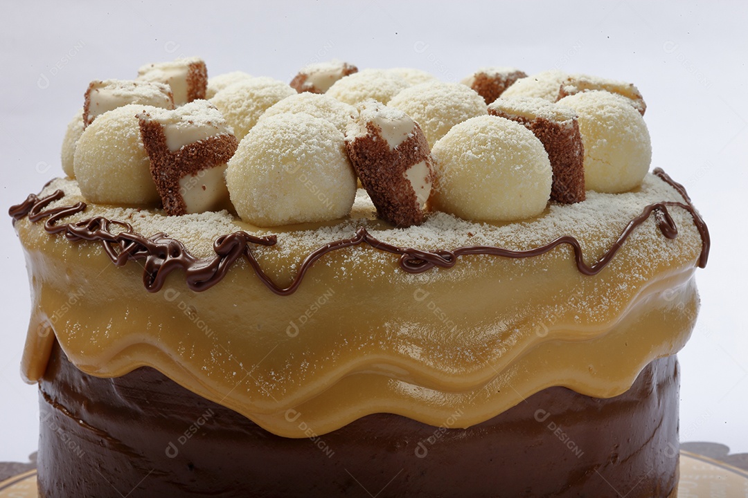 Bolo de chocolate com cobertura de doce de leite e brigadeiros