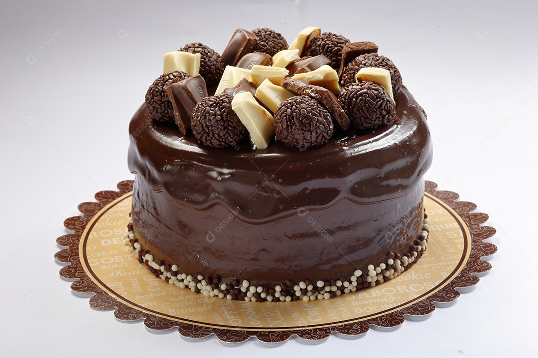 Bolo de chocolate com brigadeiros e barras