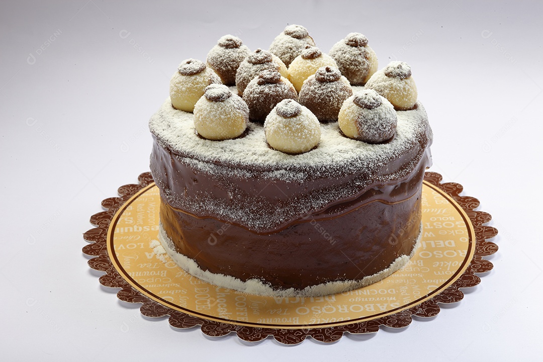 Bolo de chocolate com ninho e brigadeiro mistos