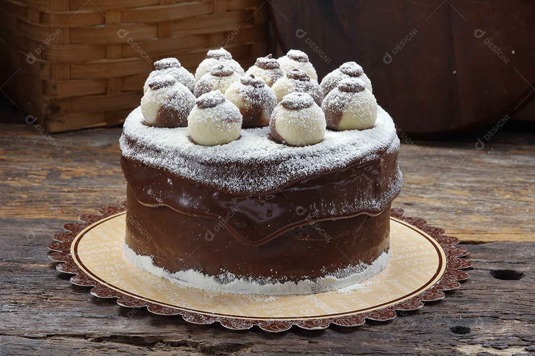 Bolo de chocolate com ninho e brigadeiro mistos