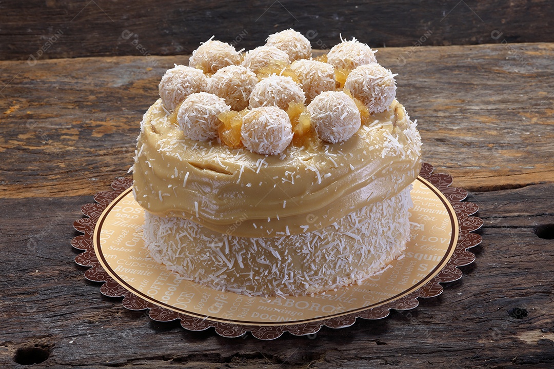 Bolo de doce de leite com coco e brigadeiro