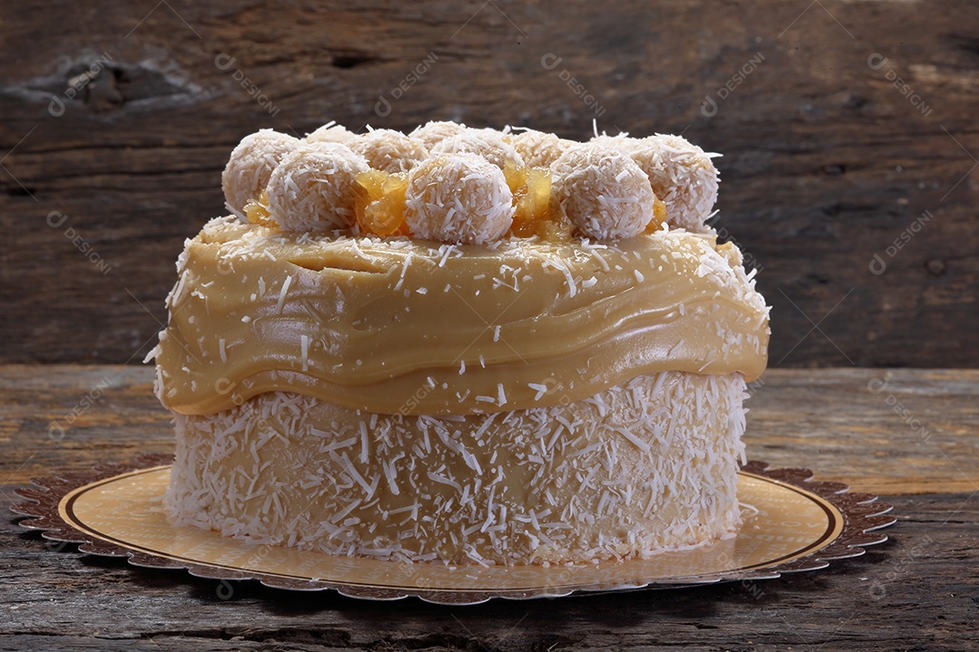 Bolo de doce de leite com coco e brigadeiro