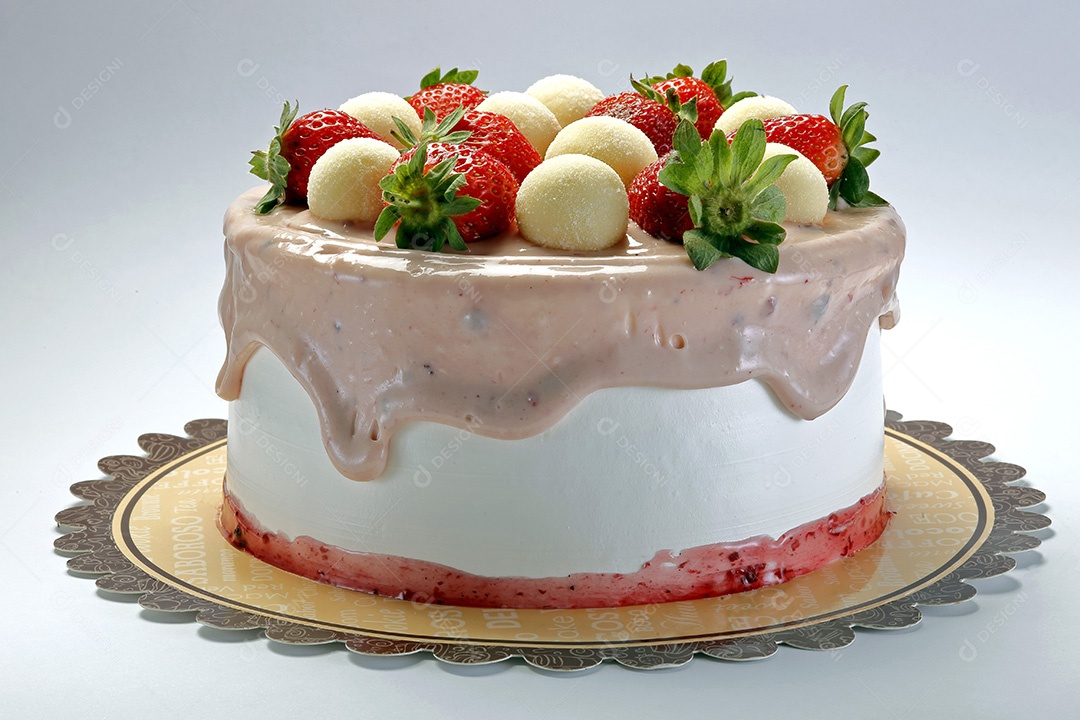 Bolo red velvet com frutas e beijinho