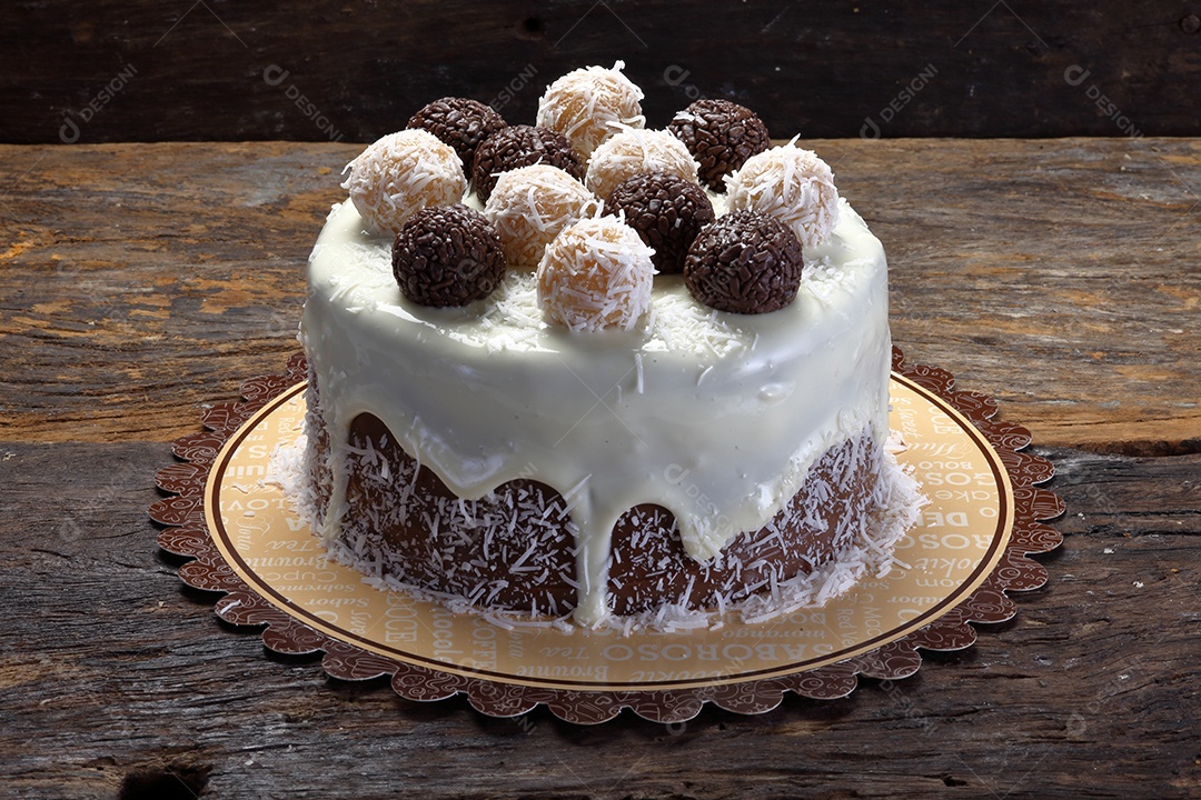 Bolo de chocolate com ninho e brigadeiros