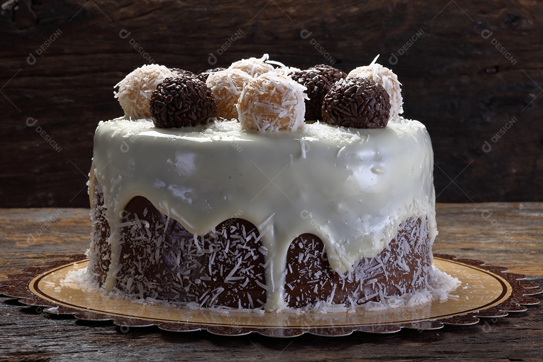 Bolo de chocolate com ninho e brigadeiros