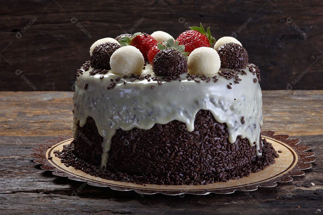 Bolo de chocolate com calda branca brigadeiros e morango