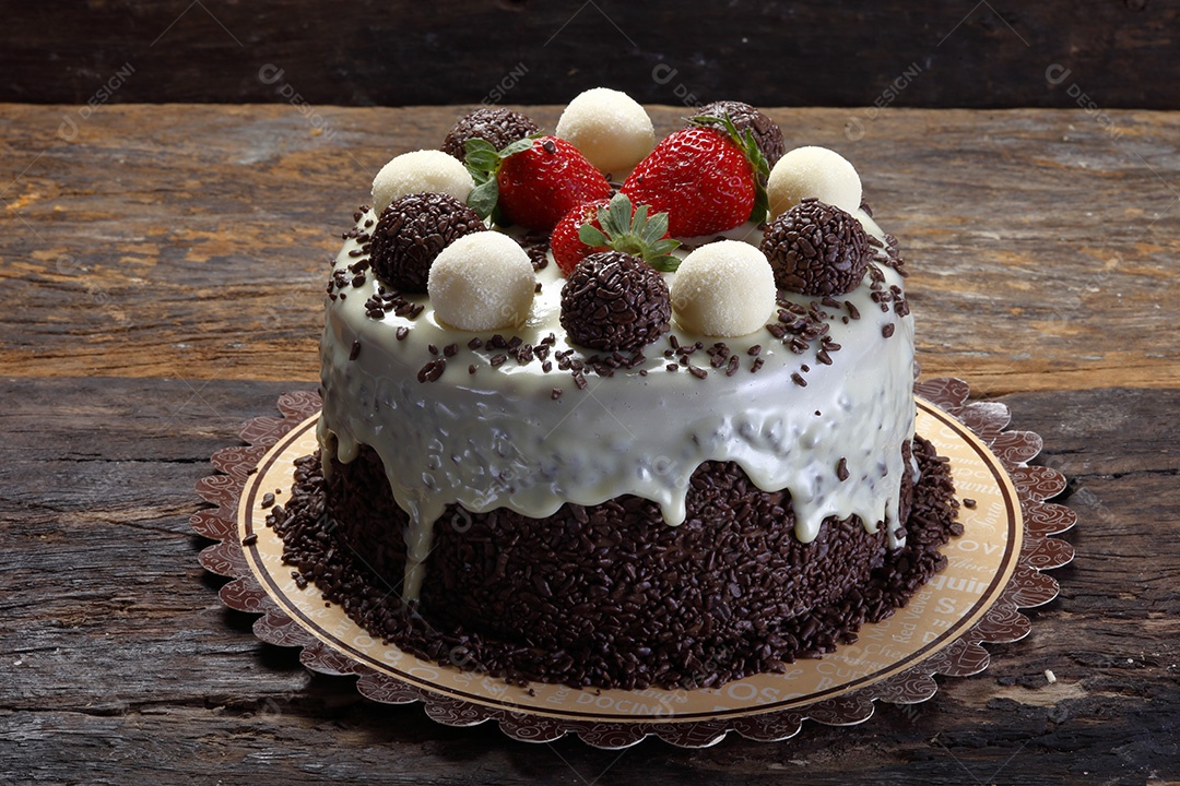 Bolo de chocolate com calda branca brigadeiros e morango