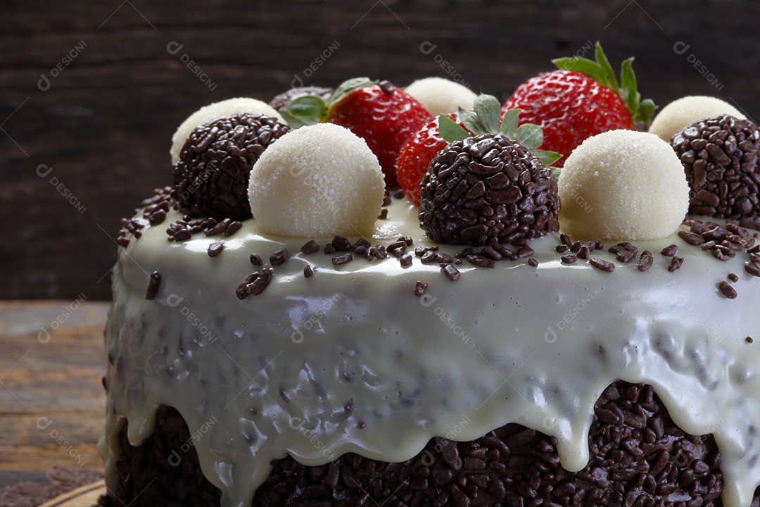 Bolo de chocolate com calda branca brigadeiros e morango