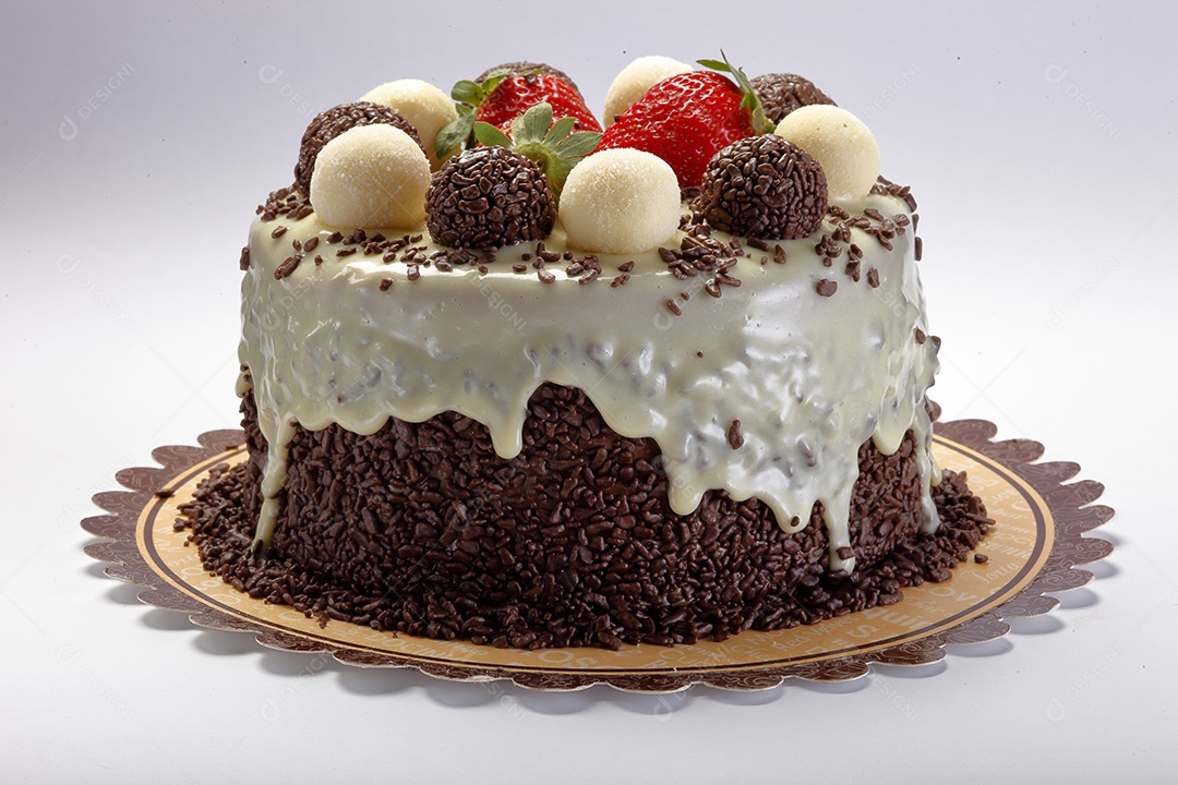 Bolo de chocolate com brigadeiro e morangos