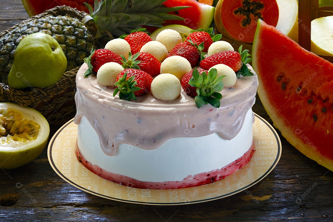 Bolo red velvet com frutas e beijinho