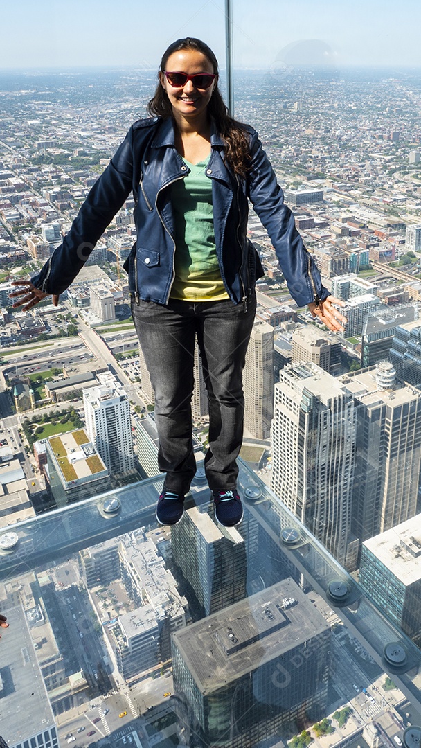 Mulher em caixa de vidro em Chicago Illinois