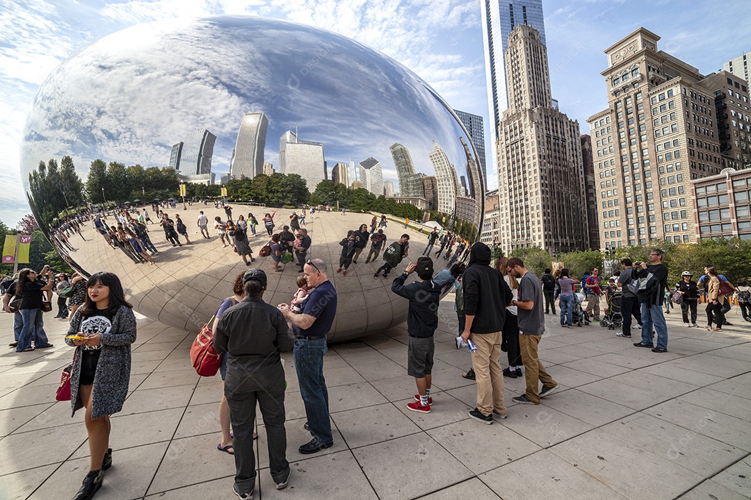 A escultura espelhada popularmente conhecida como Feijão