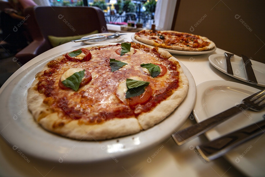 Pizza de queijo com tomate