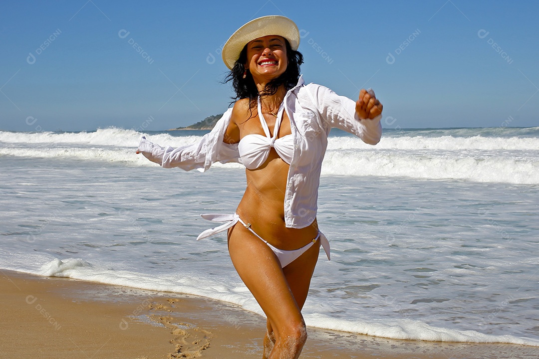 Mulher na praia do Rio de Janeiro