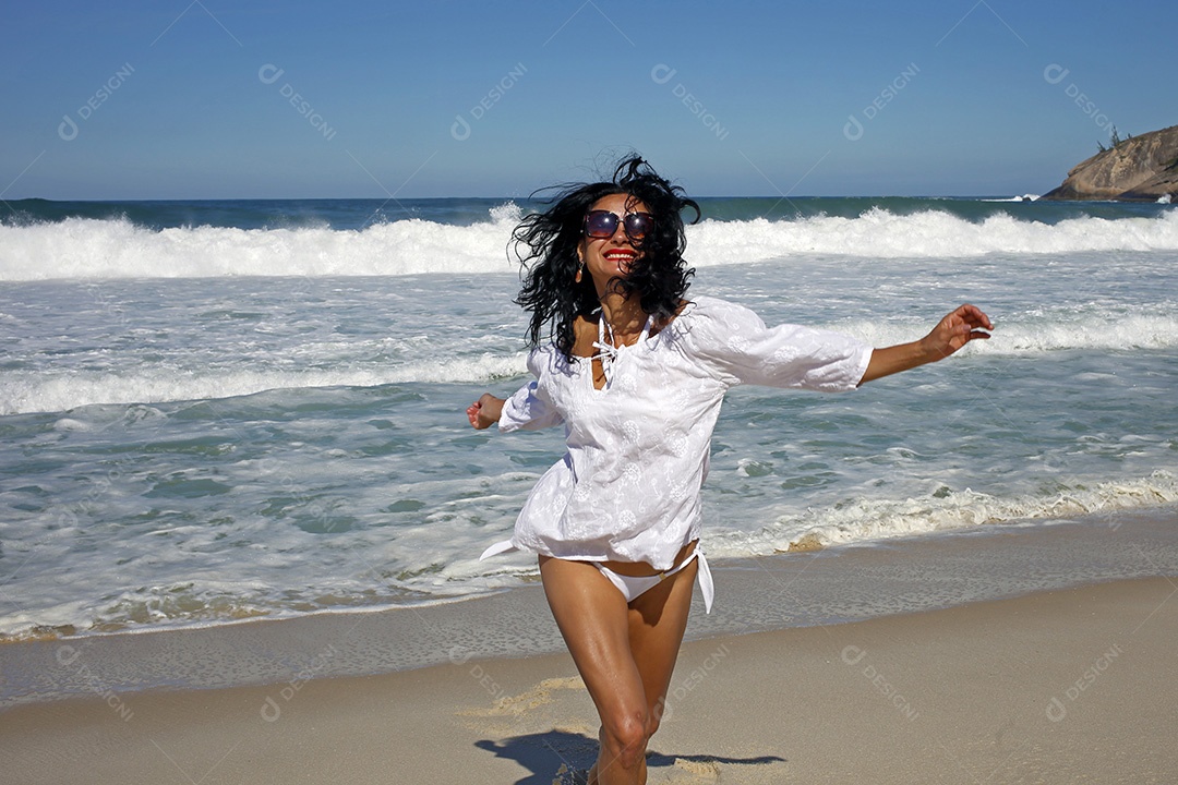 Mulher na praia do Rio de Janeiro