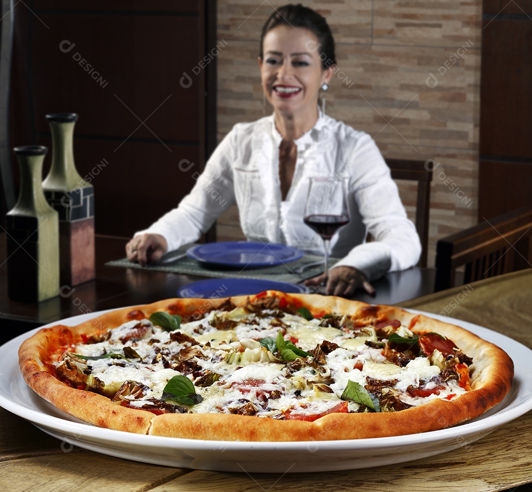 Mulher comendo pizza na pizzaria