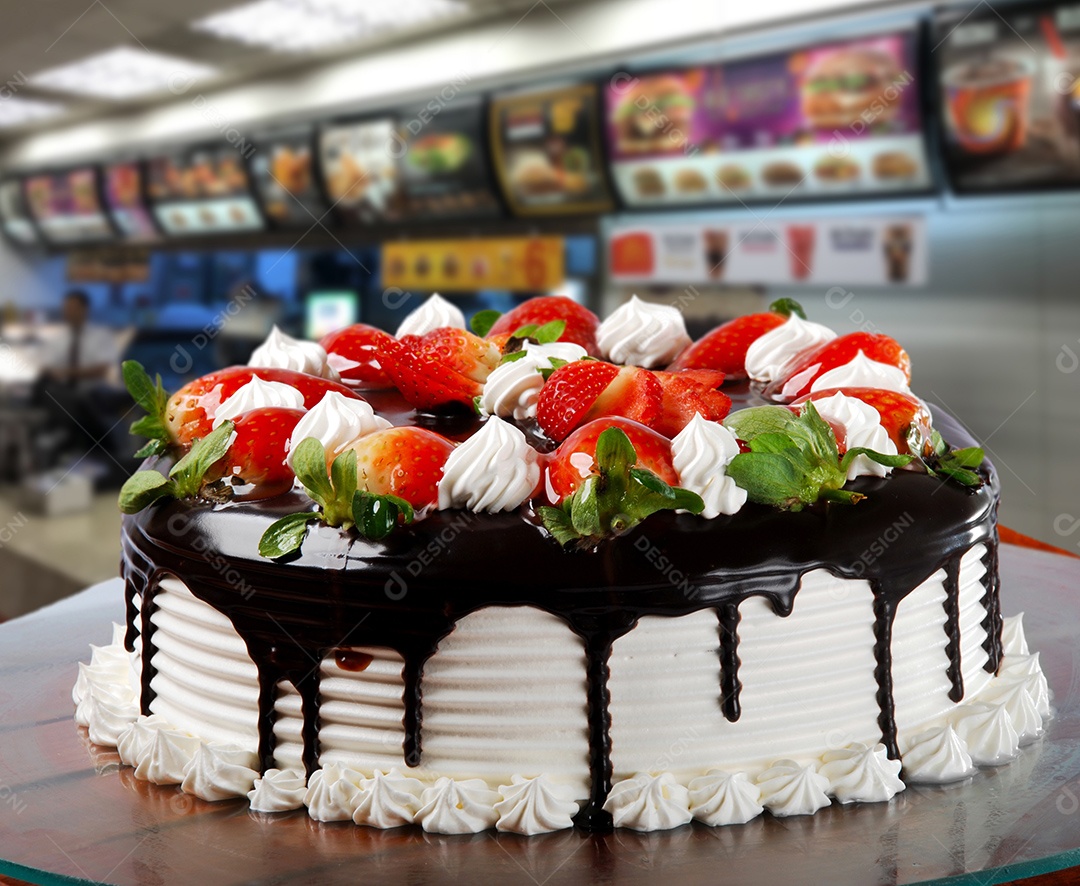 Bolo com chantilly e calda de chocolate com frutas