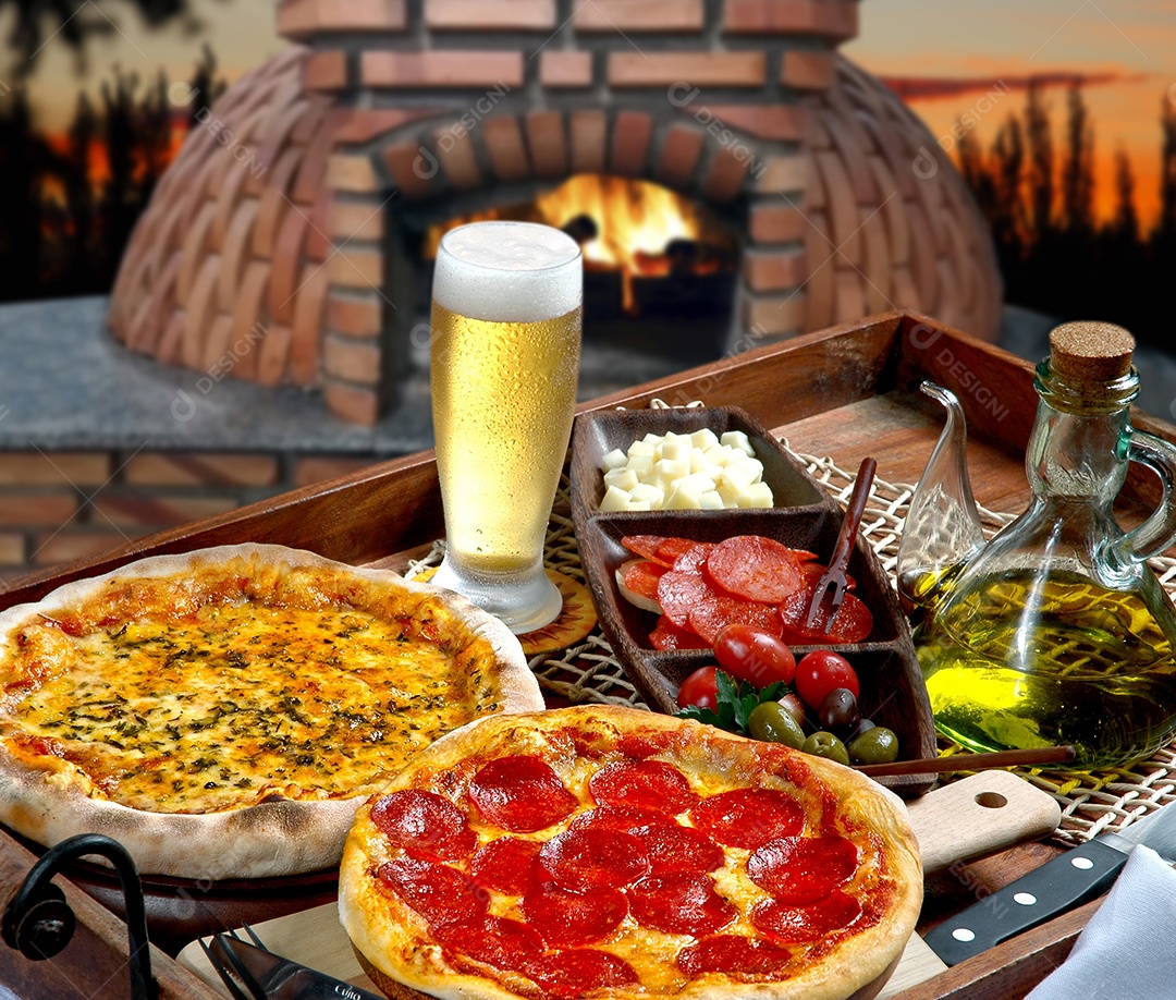 Mulher comendo pizza na pizzaria