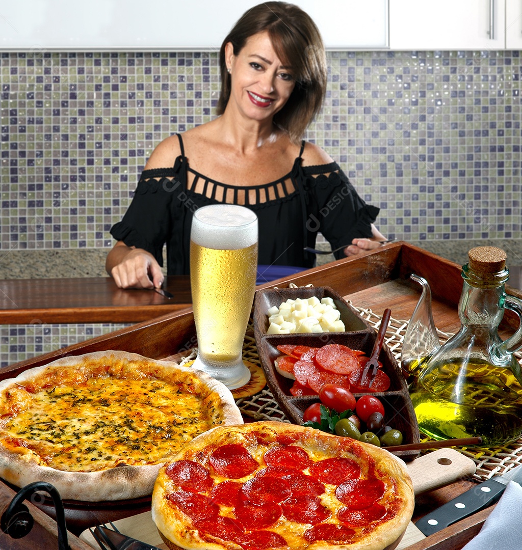 Mulher comendo pizza na pizzaria