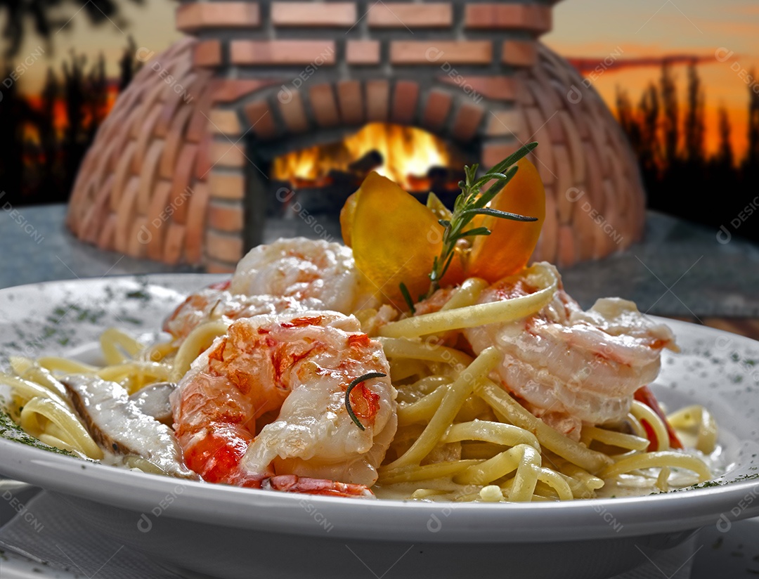 Macarrão com camarão grande em restaurante na praia