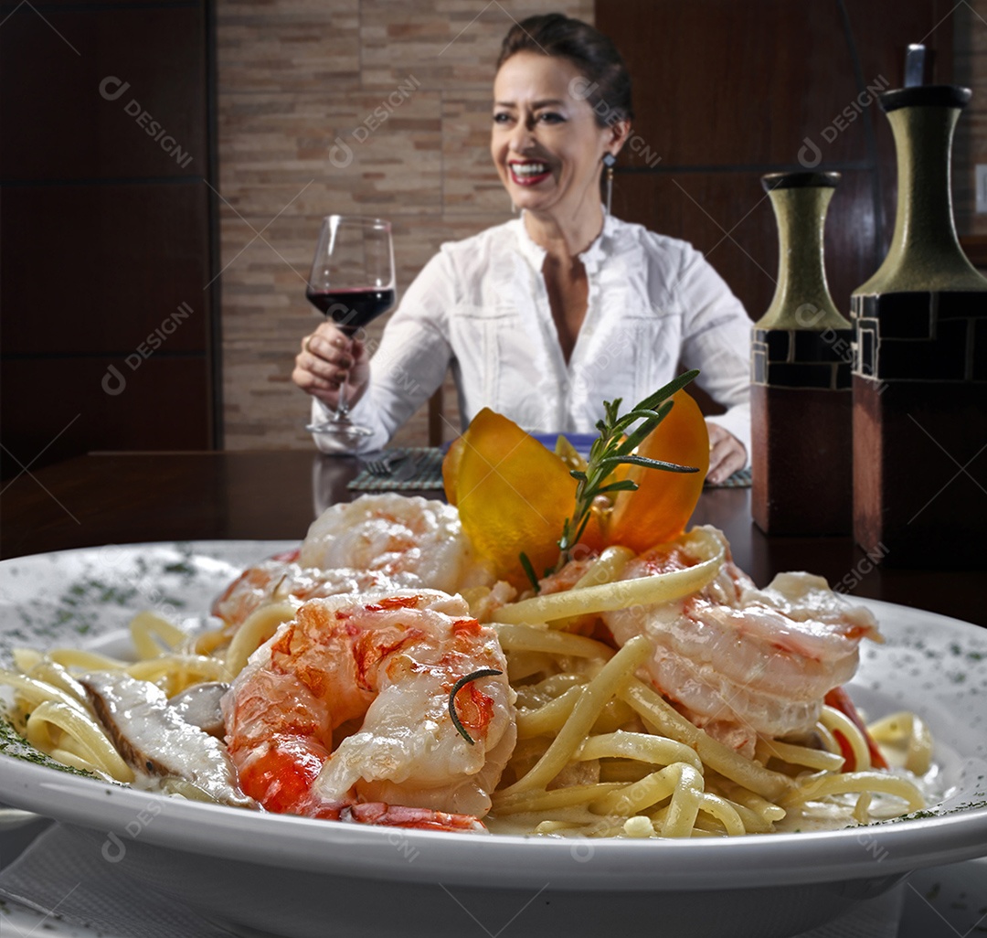 Macarrão com camarão grande em restaurante na praia
