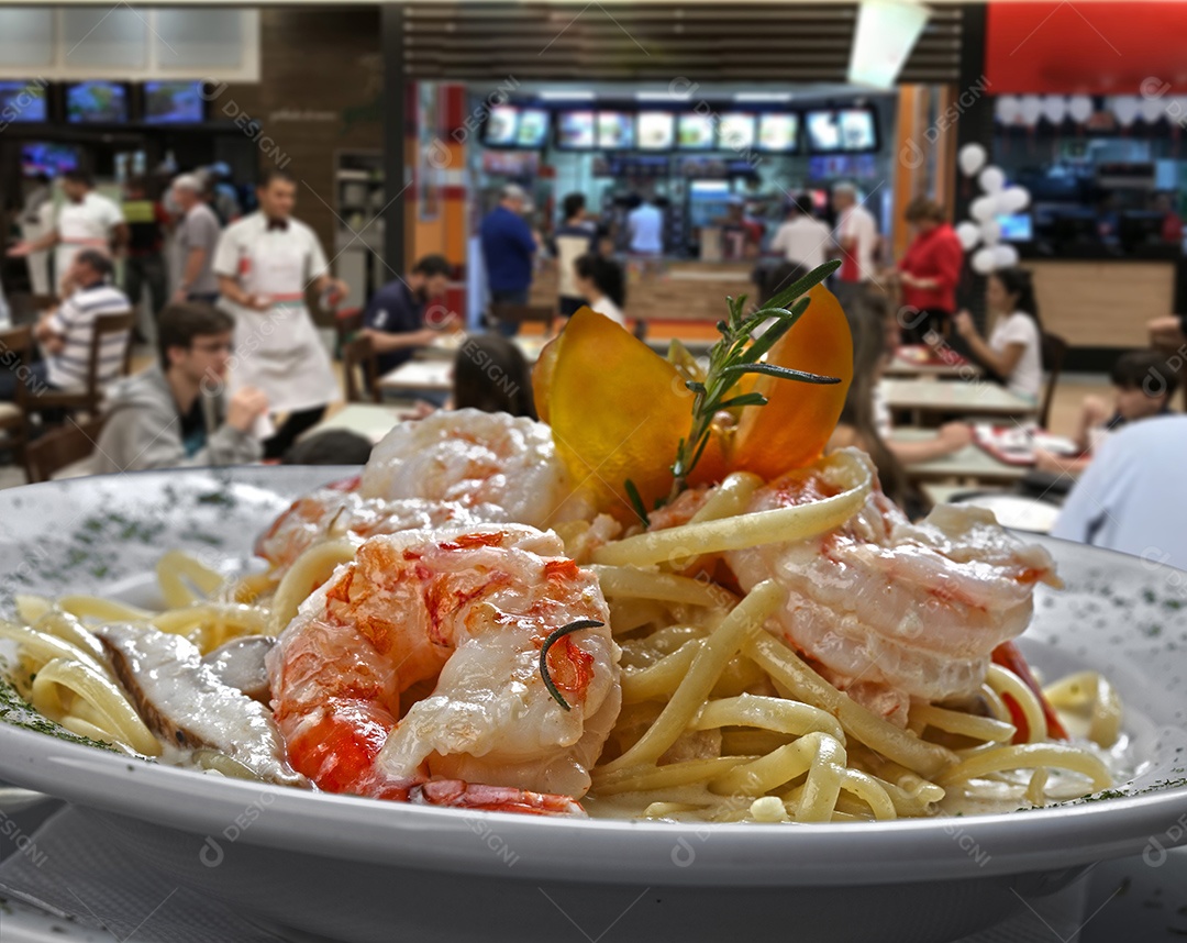 Macarrão com camarão grande em restaurante na praia