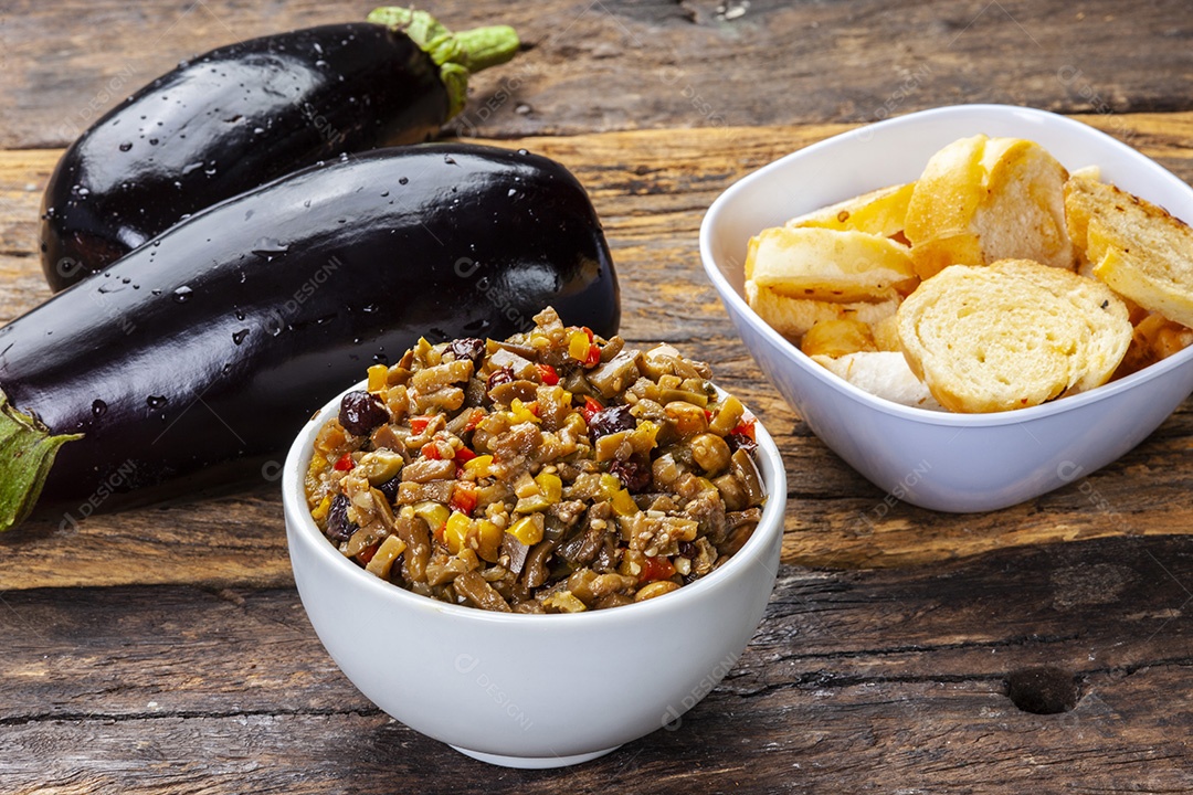 Deliciosa berinjela um aperitivo com torradas