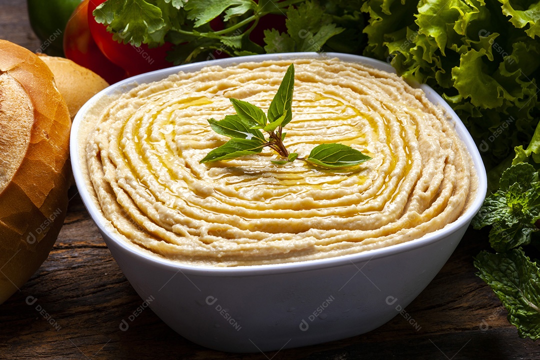 Homus com azeite em uma tigela branca