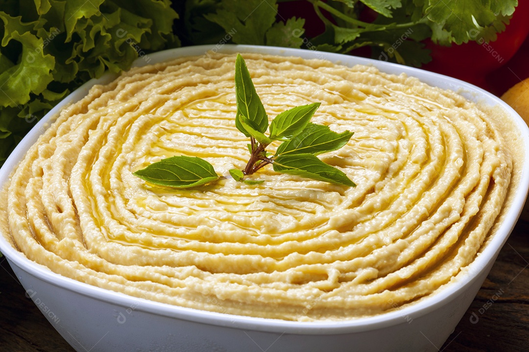 Homus com azeite em uma tigela branca