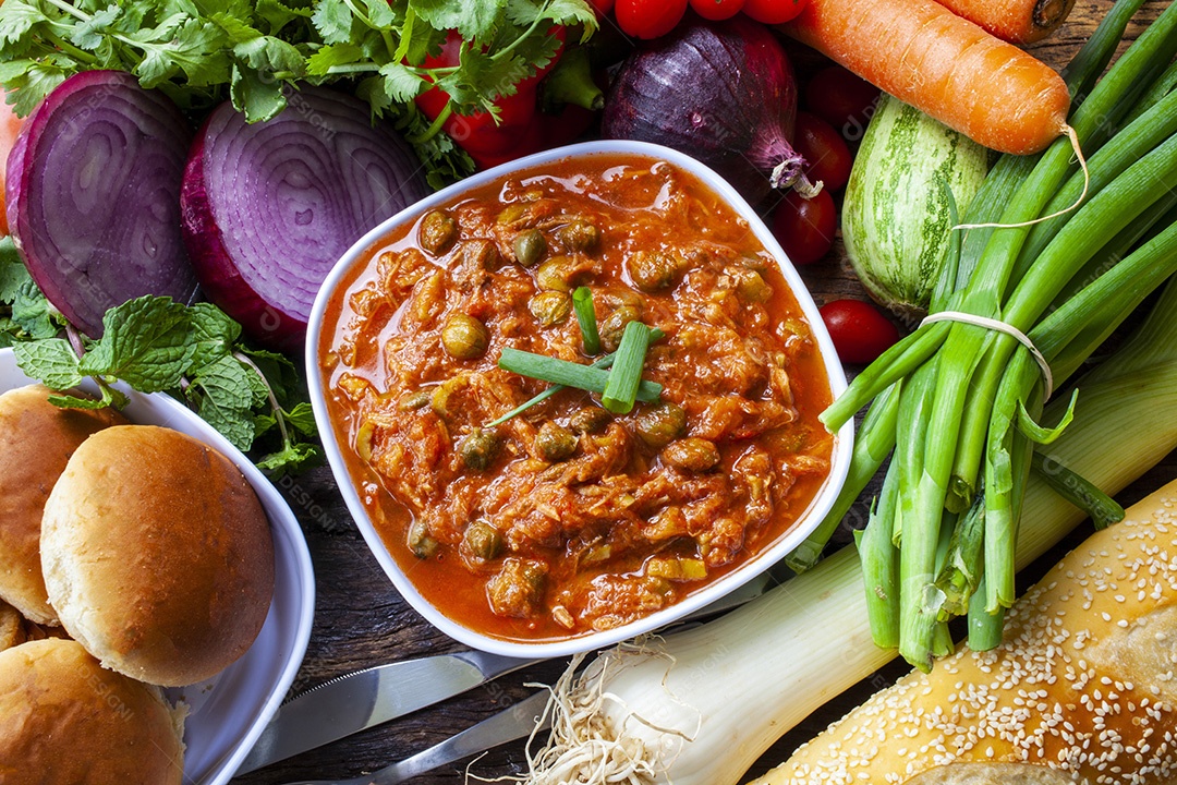 Carne cozida com molho e alcaparras