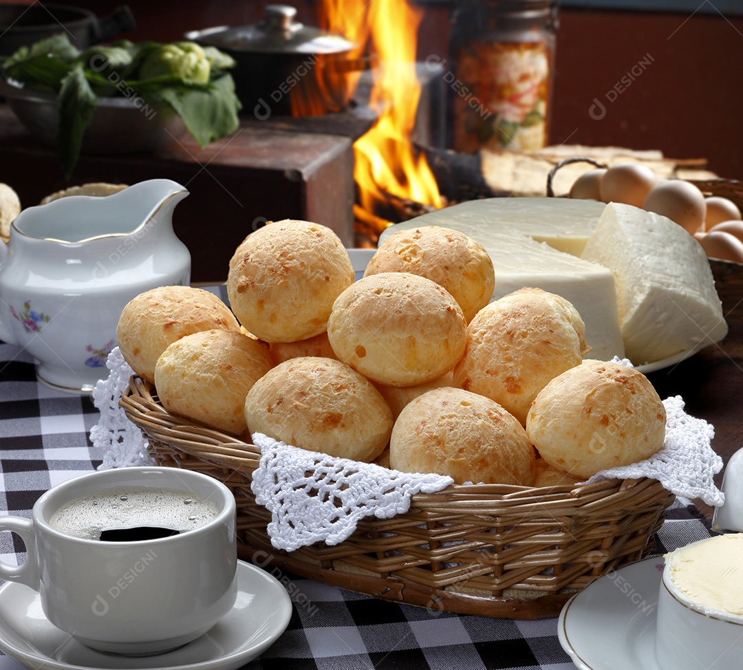 Café da manhã com pão de queijo