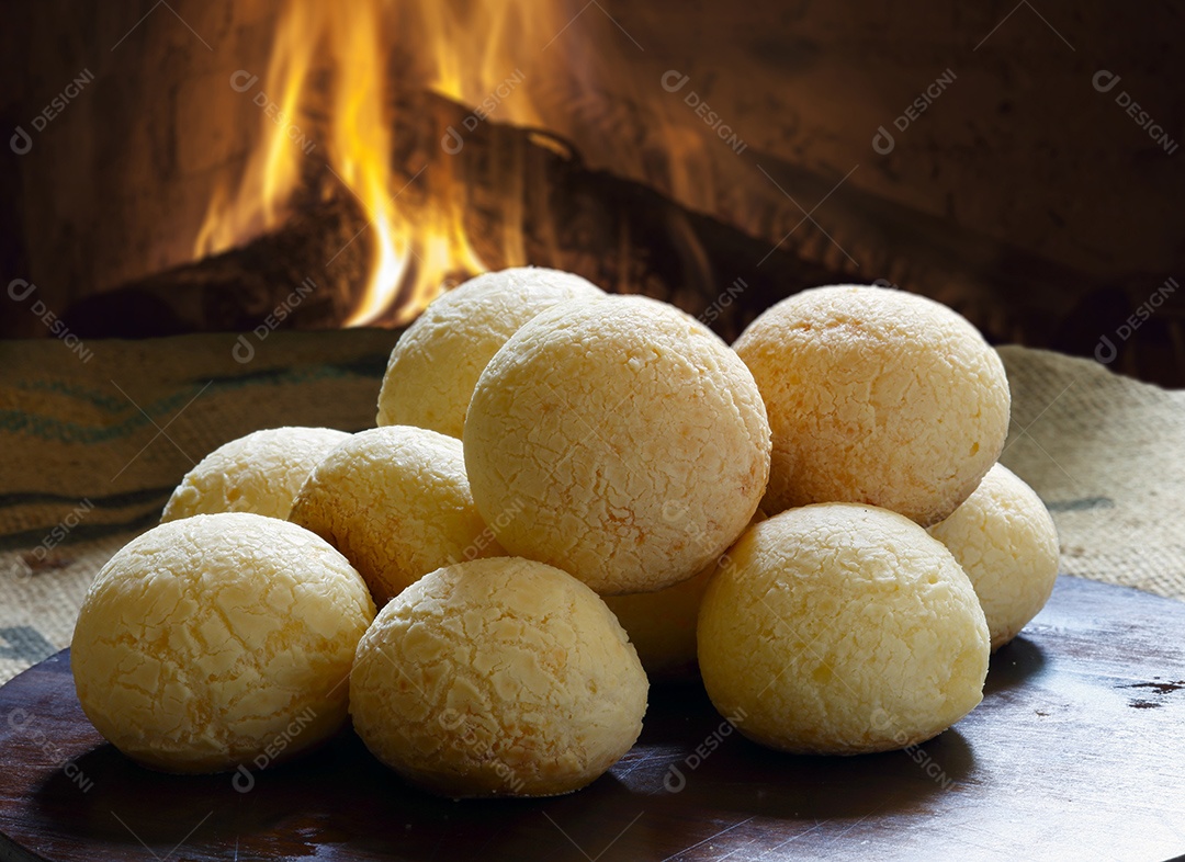 Pães de queijo tradicional com fogueira atrás